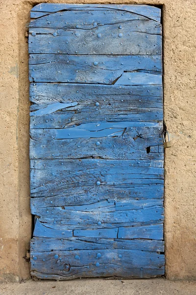 Eski kapı, renkli mavi ahşap inşa. — Stok fotoğraf