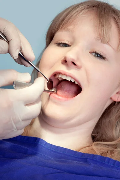 Mulher com os dentes examinados pelo dentista . — Fotografia de Stock