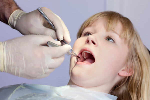 Женщина с зубами, осмотренная стоматологом
.