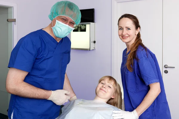 Lachende tandheelkundige chirurg, assistent en patiënt. — Stockfoto