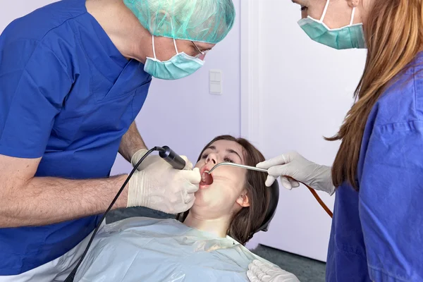 Dentista perforazione una cavità . — Foto Stock