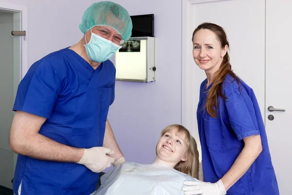 Vertrouwen tandheelkundige chirurg, assistent en patiënt. — Stockfoto