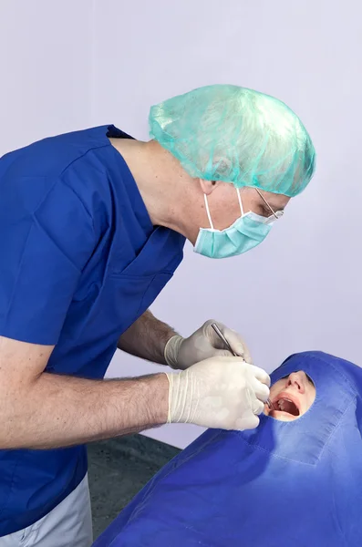 Дантист оперирует молодую девушку . — стоковое фото