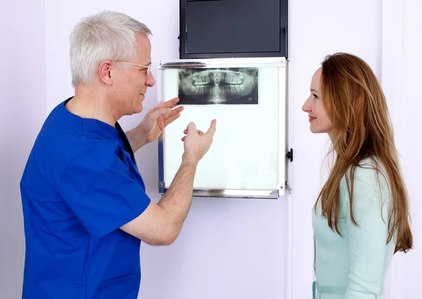 Dentiste discutant d'une radiographie . — Photo