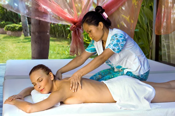 Mulher recebendo uma massagem nas costas . — Fotografia de Stock