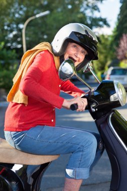 üst düzey kadın onun scooter sürme