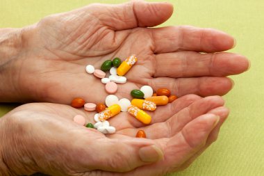 yaşlı bir kadına götürdü eller bir kokteyl Tablet