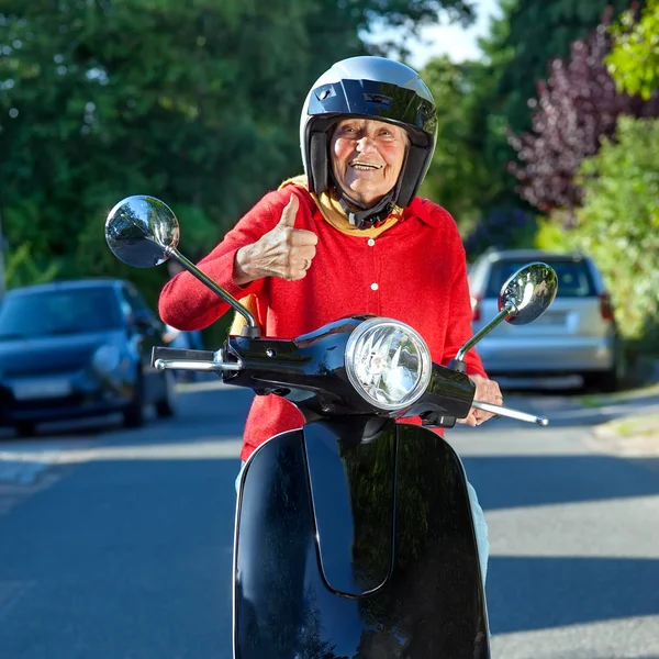 Bir scooter üzerinde kadın kıdemli neşeli — Stok fotoğraf