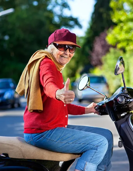 Trendige Großmutter auf einem Motorroller — Stockfoto