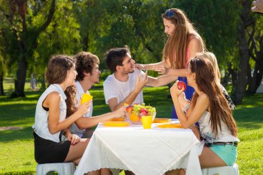 Parkta piknik arkadaşlar