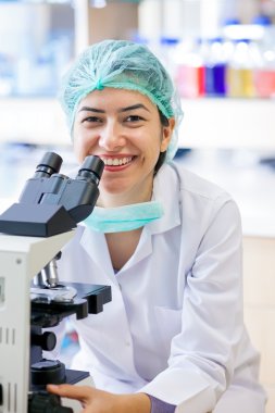 mutlu kadın laboratuvar teknisyeni. 