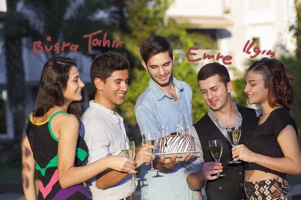 Joven celebrando su cumpleaños — Foto de Stock