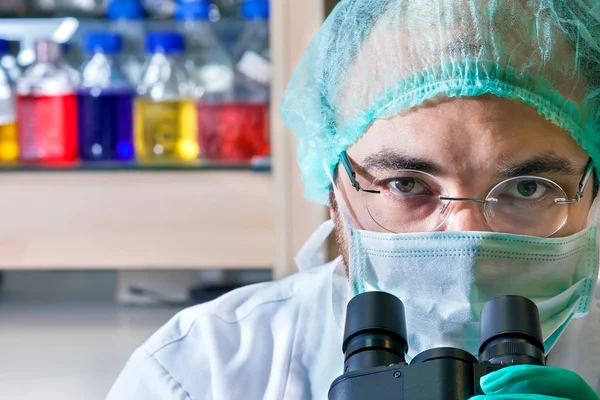 Manliga forskare som arbetar i ett laboratorium. — Stockfoto