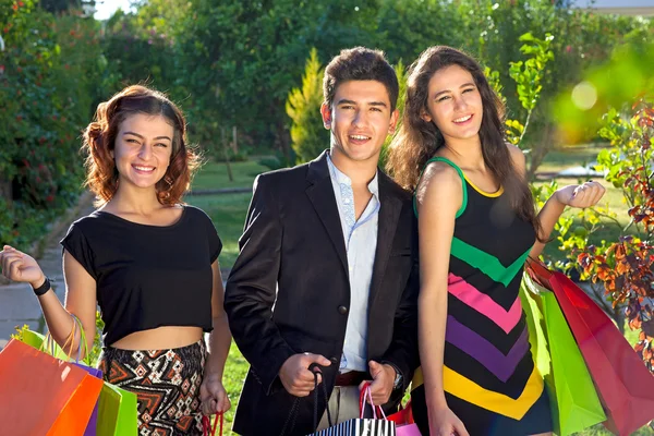 Young trendy teenagers out shopping. — Stock Photo, Image