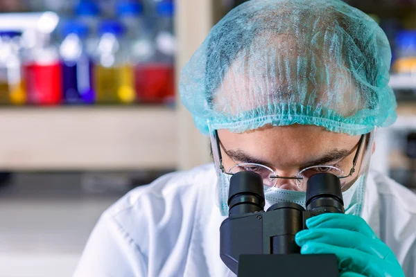 Mužské chemik pracující v laboratoři. — Stock fotografie