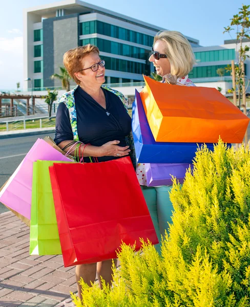 Δύο γυναίκες ευτυχισμένος ψώνια σταματήσει να κάνει chat. — Φωτογραφία Αρχείου