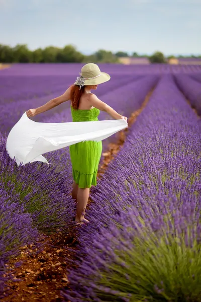 Mujer en vestido verde en el campo de lavanda — Foto de Stock