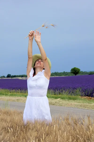 Donna in piedi in campo di grano — Foto Stock