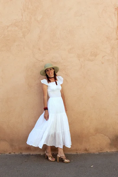 Mulher atraente em um vestido de verão branco . — Fotografia de Stock