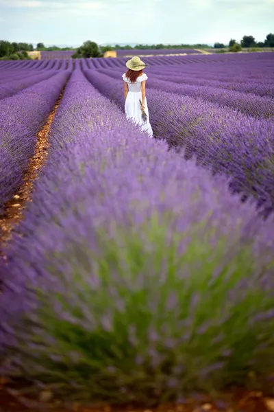 Femme dans le domaine de la lavande — Photo