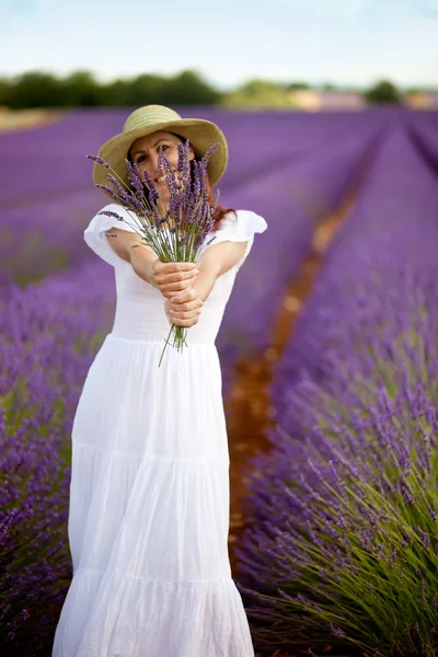 Woman standing in lavender field — Stock Photo, Image