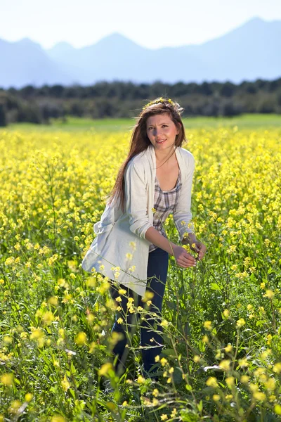 Bella ragazza in campo — Foto Stock