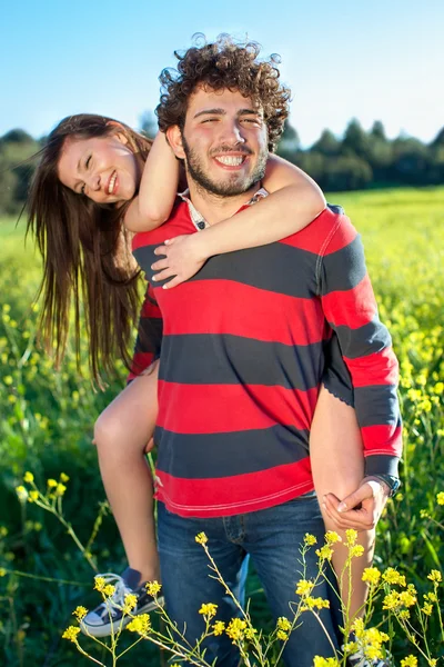 Uomo con bella ragazza — Foto Stock