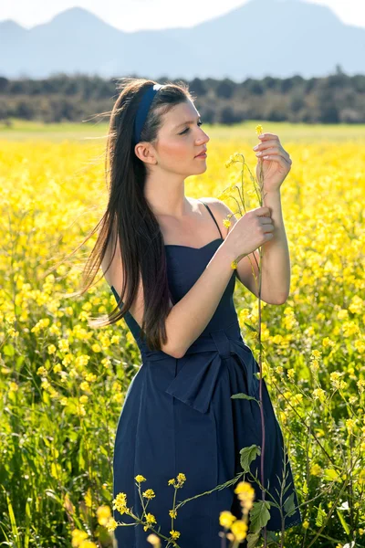 Девушка держит спрей цветов — стоковое фото