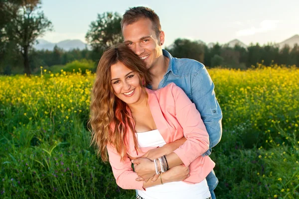 Couple hugging tightly — Stock Photo, Image