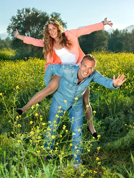 Pareja cabalgando cerdito espalda — Foto de Stock