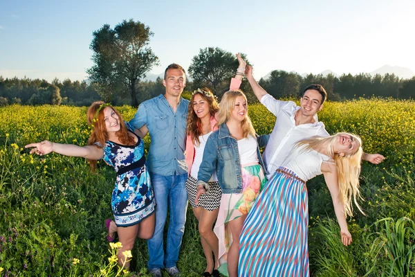 Gente celebrando el día de verano —  Fotos de Stock