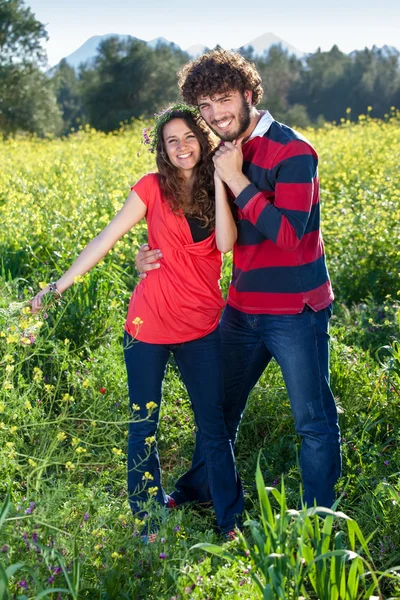 Couple standing in an intimate embrace — Stock Photo, Image