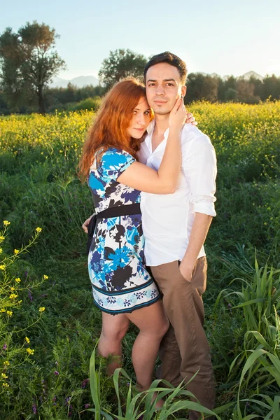 Fidanzate braccia intorno al suo fidanzati collo — Foto Stock