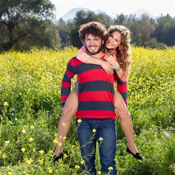 Man giving piggy back ride to girlfriend — Stock Photo, Image