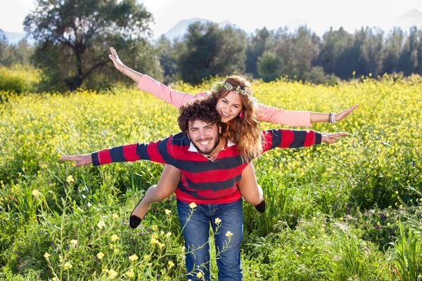 Hombre dando cerdito espalda paseo a novia — Foto de Stock