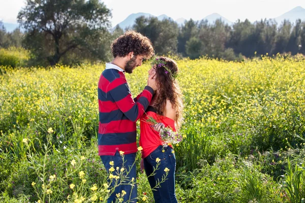 Pareja mirando tiernamente — Foto de Stock