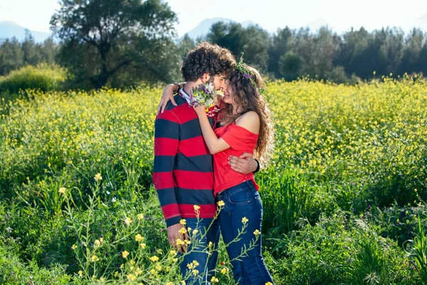 Paar genieten van kus — Stockfoto