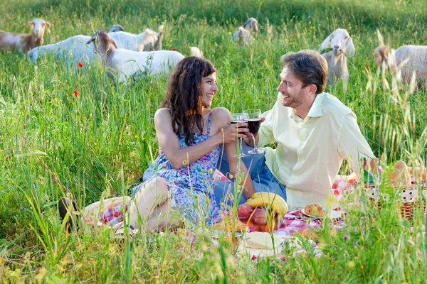 Casal com vinho tinto — Fotografia de Stock