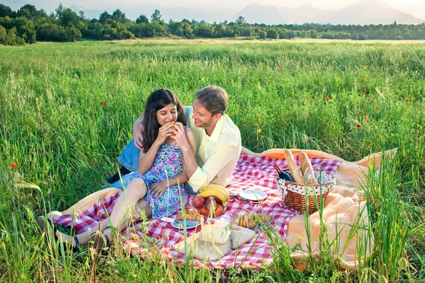 Paar genießt Sommerpicknick — Stockfoto