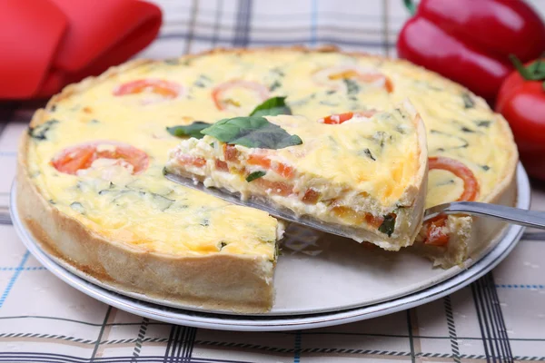 Quiche with tomatoes and basil — Stock Photo, Image