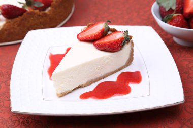 peynirli kek çilek ve sos ile