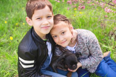 onların köpek kucaklayan çocuk