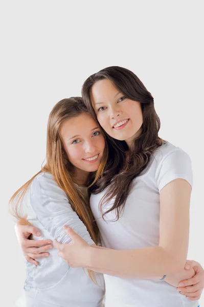 Duas meninas abraçando — Fotografia de Stock