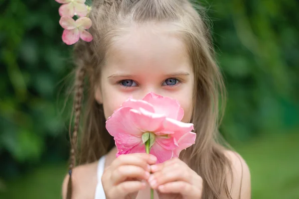 Petite fille mignonne dans le jardin fleur de tabac — Photo