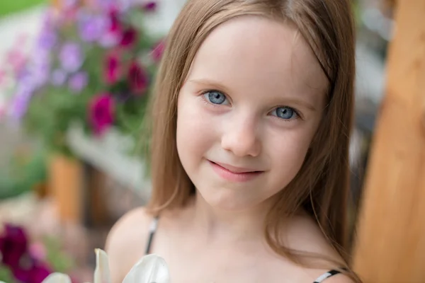 Sevimli bir genç kız yaz terasında ayakta — Stok fotoğraf