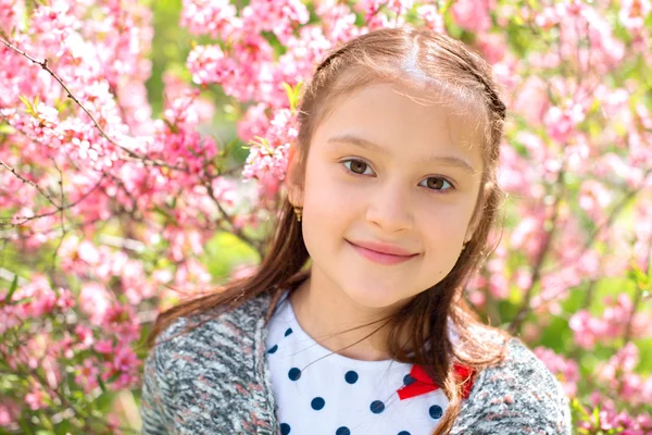 Sakura t altında Bahçe mutlu sevimli küçük kız portrate — Stok fotoğraf