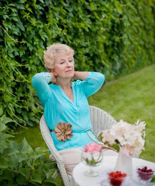 Retrato de una atractiva mujer mayor elegante relajante y drea — Foto de Stock