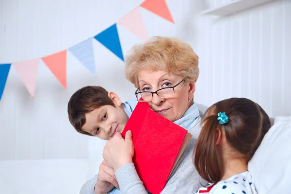 Abuela y nietos Imagen De Stock