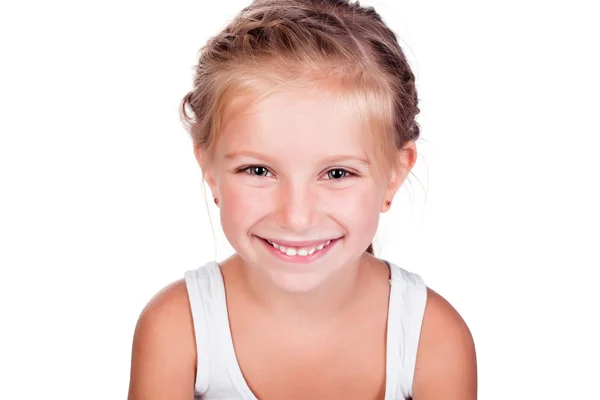 Beyaz bir arka plan üzerinde izole gülümseyen sevimli küçük kız — Stok fotoğraf