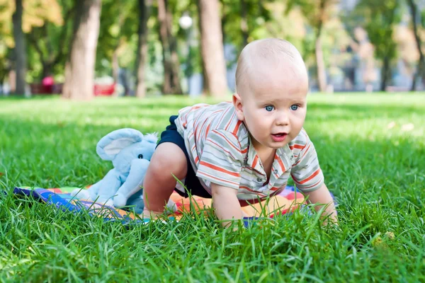 Niño aprendiendo a gatear —  Fotos de Stock